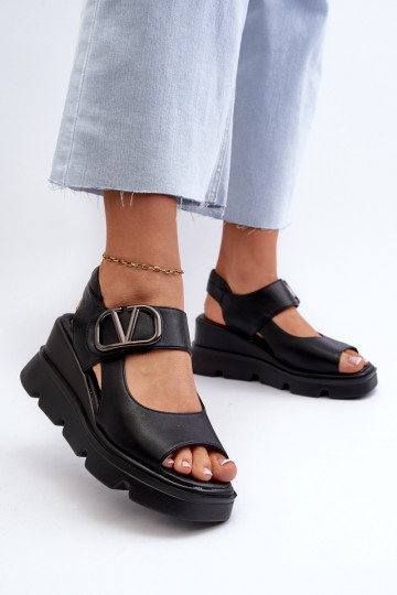 Sandalias de mujer en una cuña y plataforma de cuero ecológico de color negro Triaola