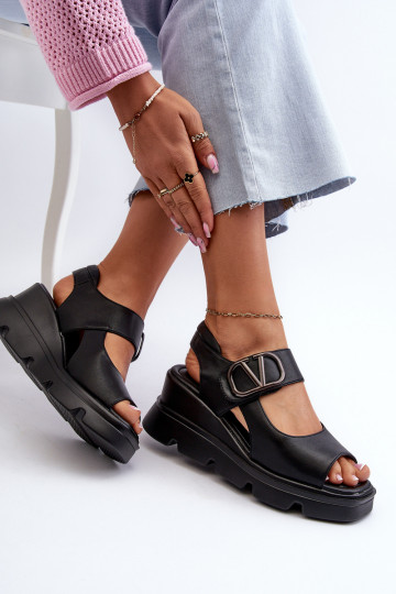 Sandalias de mujer en una cuña y plataforma de cuero ecológico de color negro Triaola 2