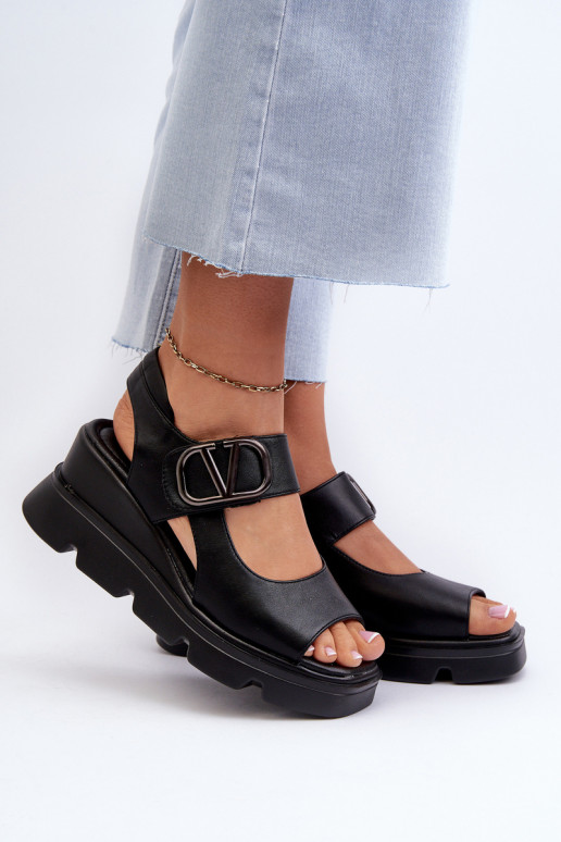 Sandalias de mujer en una cuña y plataforma de cuero ecológico de color negro Triaola