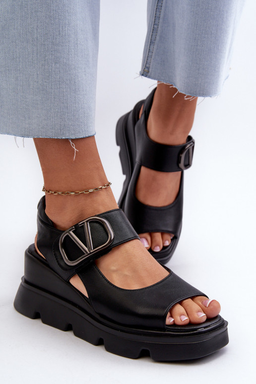 Sandalias de mujer en una cuña y plataforma de cuero ecológico de color negro Triaola