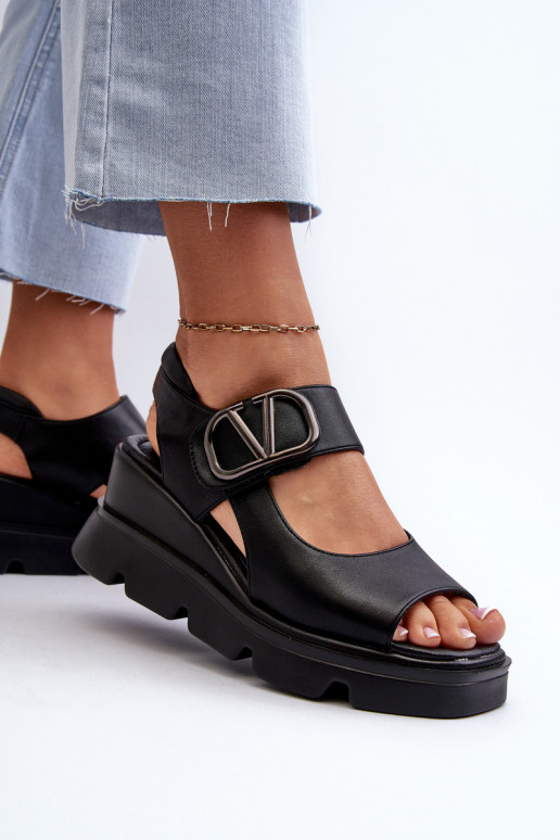 Sandalias de mujer en una cuña y plataforma de cuero ecológico de color negro Triaola