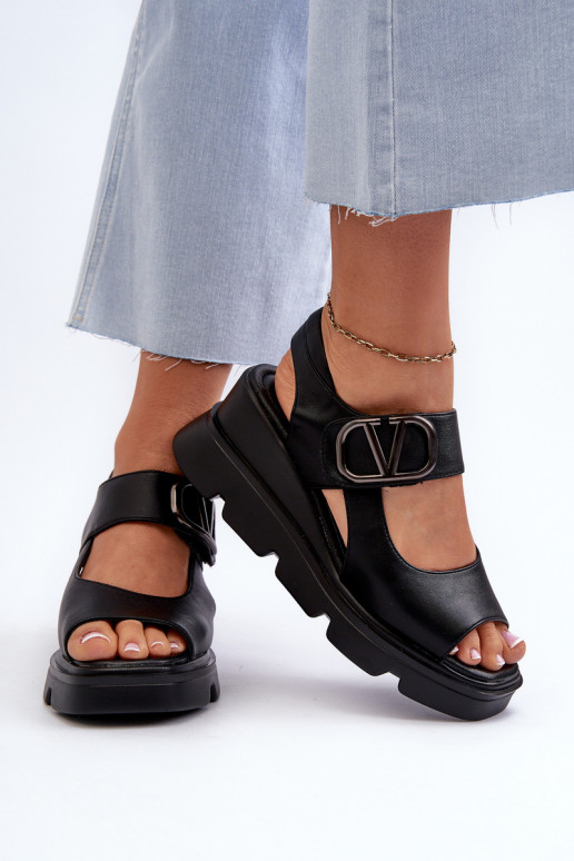 Sandalias de mujer en una cuña y plataforma de cuero ecológico de color negro Triaola