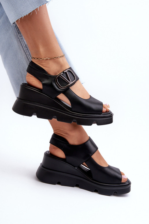 Sandalias de mujer en una cuña y plataforma de cuero ecológico de color negro Triaola