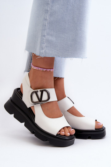 Sandalias de mujer en una cuña y plataforma de cuero ecológico el color blanco Triaola 2