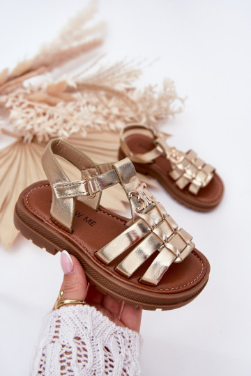 Sandalias para niños con detalles decorativos en color dorado