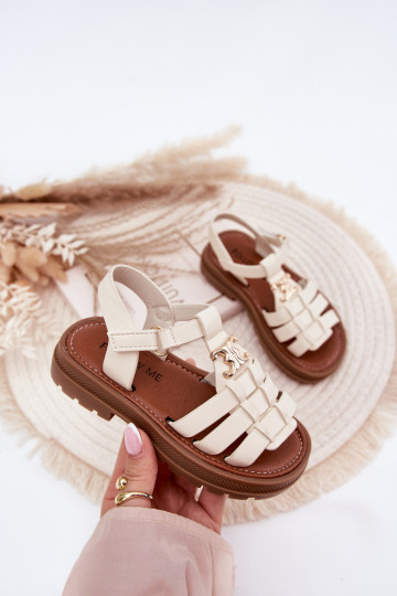 Sandalias para niños con detalles decorativos en color arena
