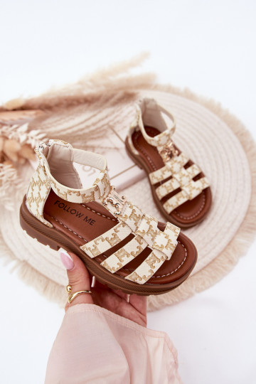 Sandalias tipo gladiador para niños con detalles dorados en color arena