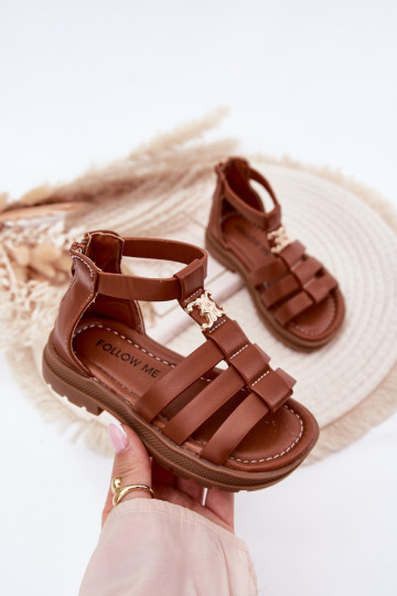 Sandalias tipo gladiador para niños con detalles dorados en color marrón