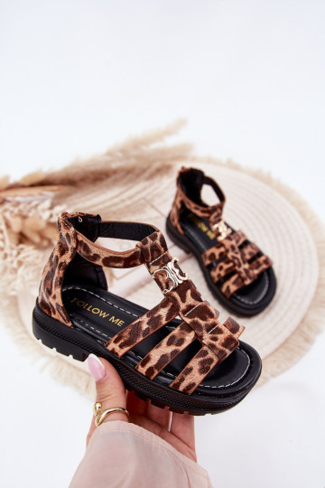 Sandalias tipo gladiador para niños con detalles dorados y estampado de leopardo