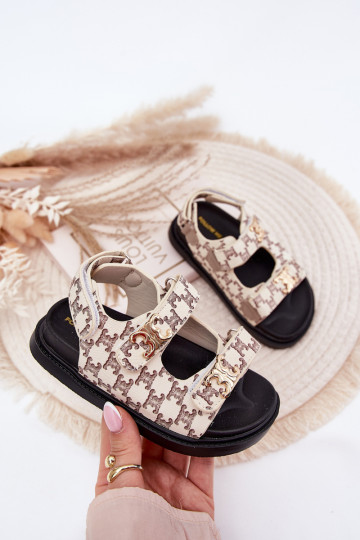 Sandalias para niños con cierres de velcro y detalles dorados en color arena