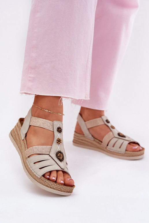 Sandalias de mujer en una cuña con hermosos detalles Inblu RV000015 color marfil