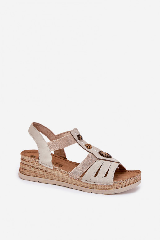 Sandalias de mujer en una cuña con hermosos detalles Inblu RV000015 color marfil