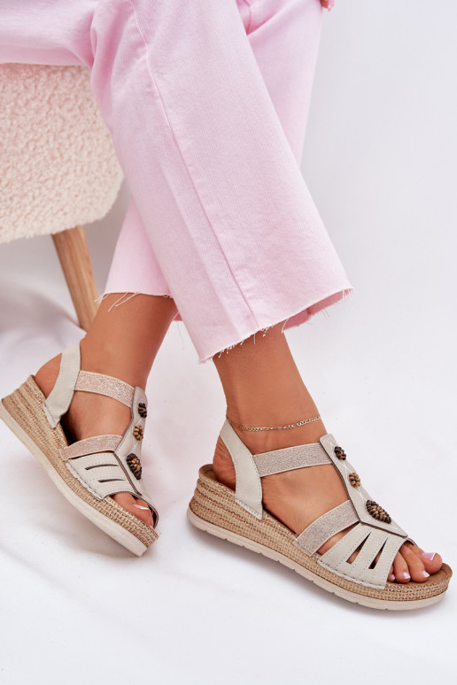 Sandalias de mujer en una cuña con hermosos detalles Inblu RV000015 color marfil