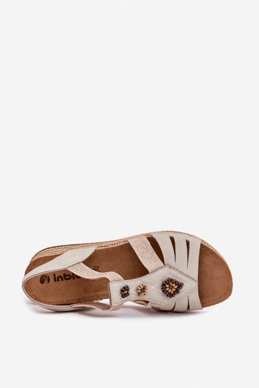 Sandalias de mujer en una cuña con hermosos detalles Inblu RV000015 color marfil