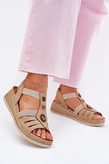 Sandalias de mujer en una cuña con hermosos detalles Inblu RV000015 beige