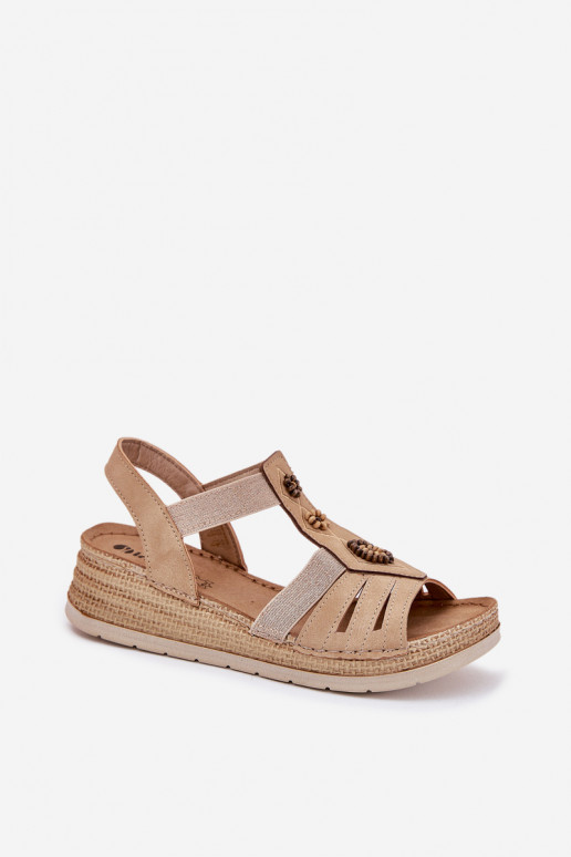 Sandalias de mujer en una cuña con hermosos detalles Inblu RV000015 beige