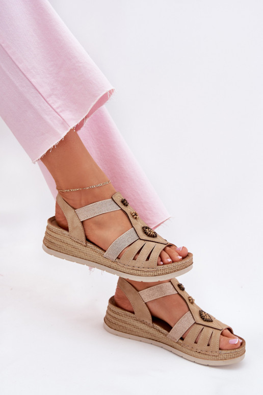 Sandalias de mujer en una cuña con hermosos detalles Inblu RV000015 beige