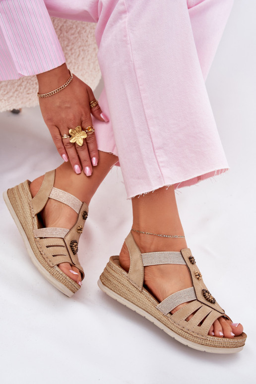 Sandalias de mujer en una cuña con hermosos detalles Inblu RV000015 beige