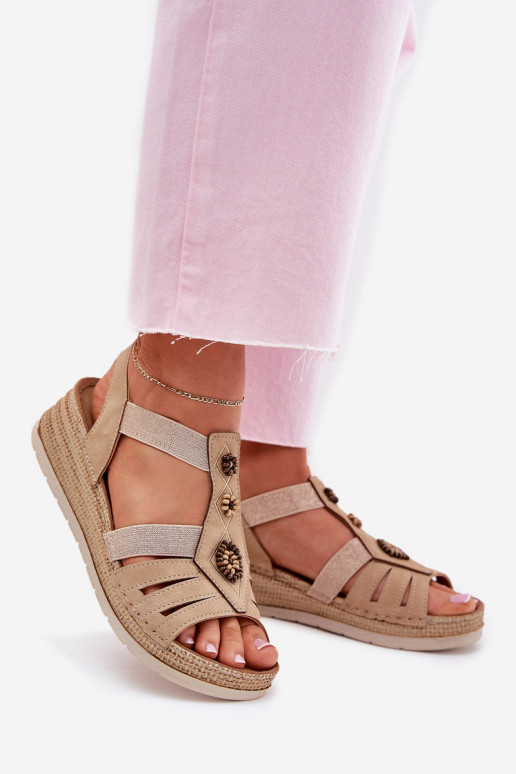 Sandalias de mujer en una cuña con hermosos detalles Inblu RV000015 beige