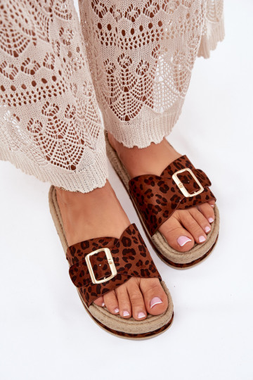 zapatillas de mujer con una plataforma con hebillas doradas con estampados de piel de leopardo Selira