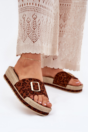 zapatillas de mujer con una plataforma con hebillas doradas con estampados de piel de leopardo Selira 2