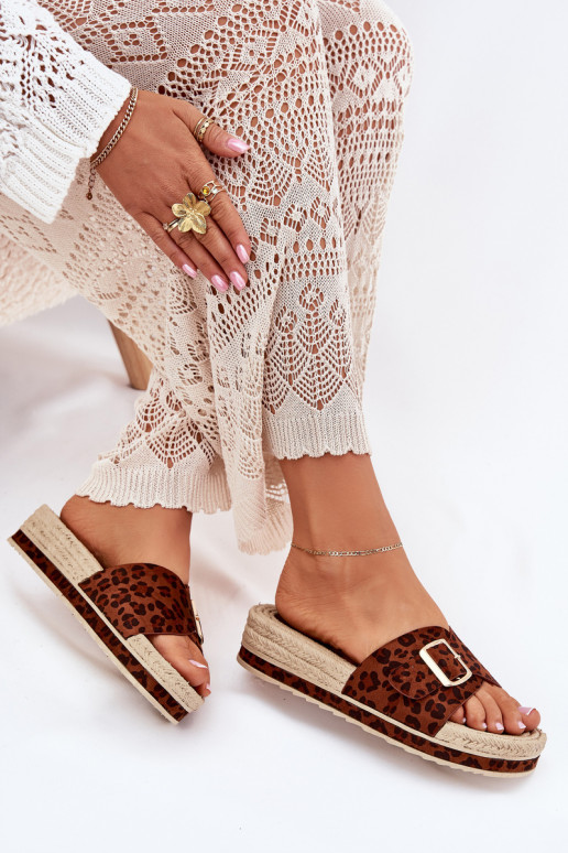 zapatillas de mujer con una plataforma con hebillas doradas con estampados de piel de leopardo Selira