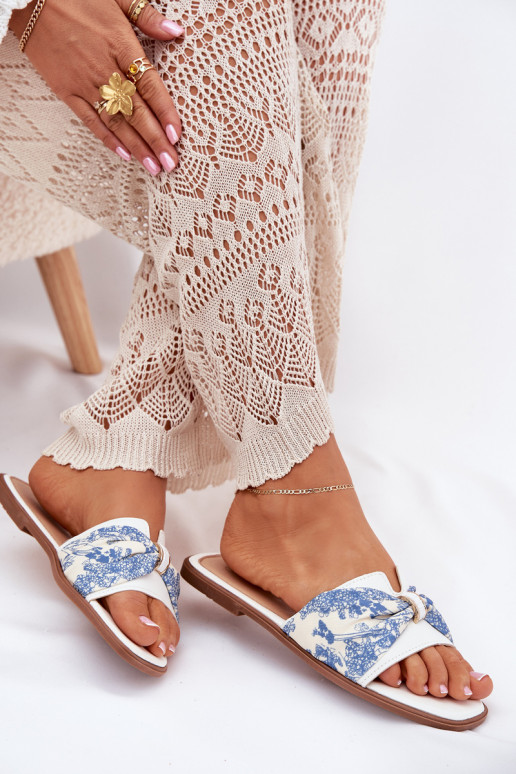 zapatillas de mujer con tacones anchos con cintas el color blanco Avenza