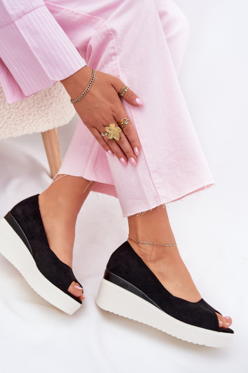 Sandalias de mujer en una cuña Z de gamuza ecológicau de color negro Velira