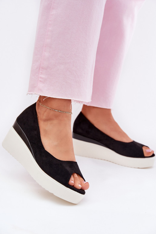 Sandalias de mujer en una cuña Z de gamuza ecológicau de color negro Velira