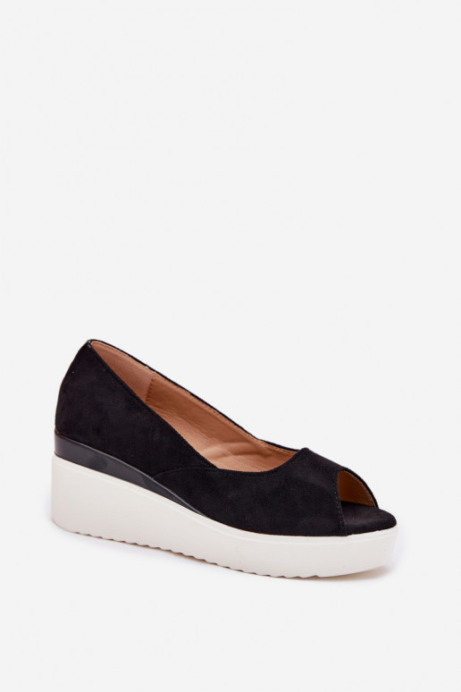 Sandalias de mujer en una cuña Z de gamuza ecológicau de color negro Velira