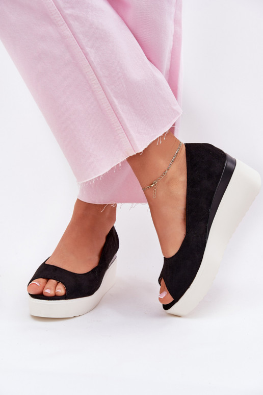 Sandalias de mujer en una cuña Z de gamuza ecológicau de color negro Velira