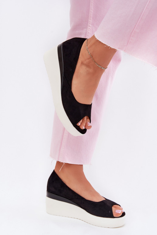 Sandalias de mujer en una cuña Z de gamuza ecológicau de color negro Velira