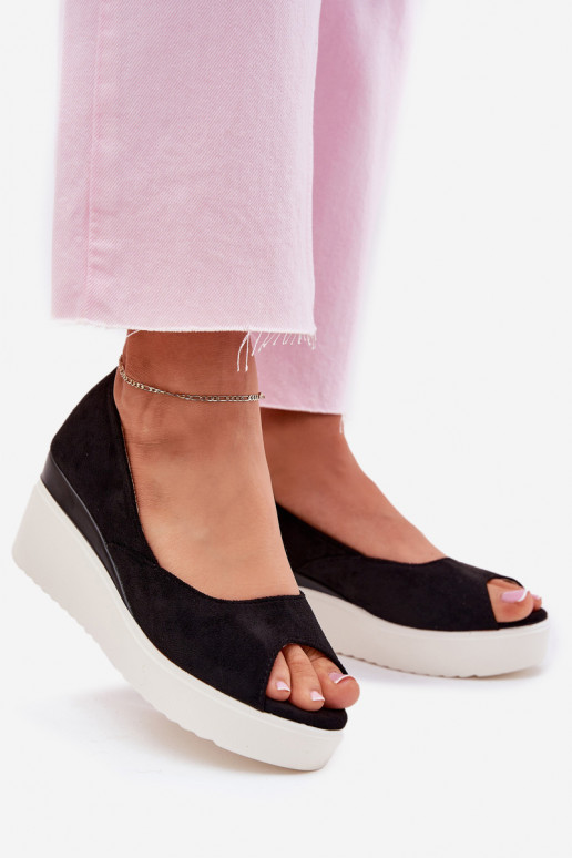 Sandalias de mujer en una cuña Z de gamuza ecológicau de color negro Velira