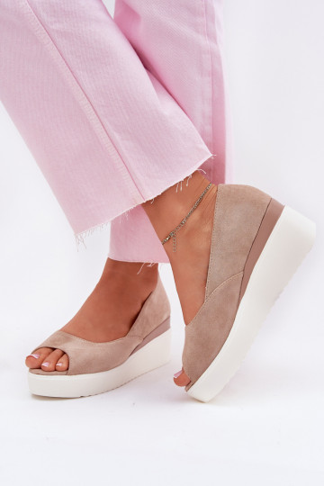 Sandalias de mujer en una cuña Z de gamuza ecológicau beige Velira 2