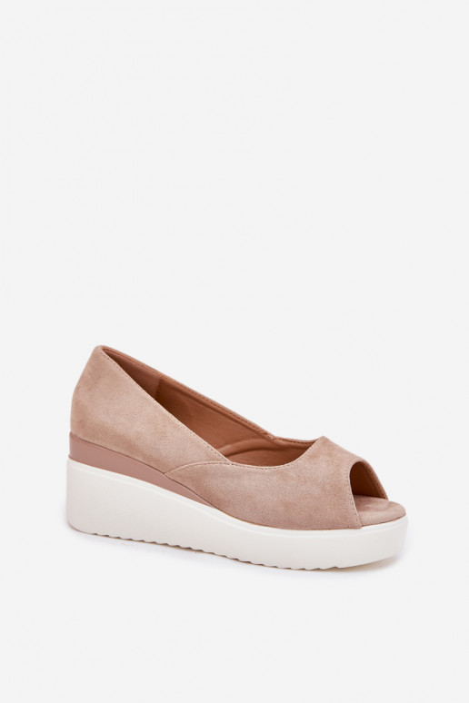 Sandalias de mujer en una cuña Z de gamuza ecológicau beige Velira