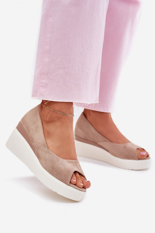 Sandalias de mujer en una cuña Z de gamuza ecológicau beige Velira