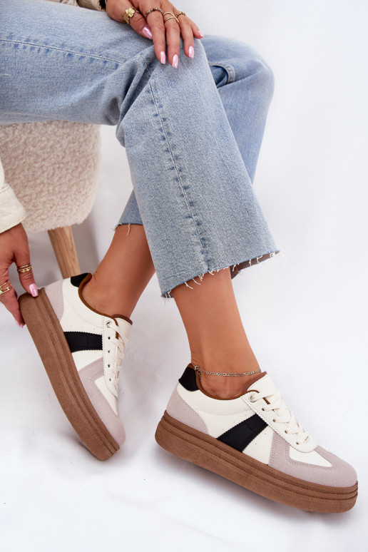 Zapatillas modelo zapatos. Femenino con una plataforma beige Dovina