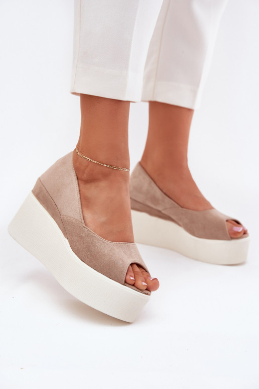 Sandalias de mujer en una cuña y plataforma beige Felyra