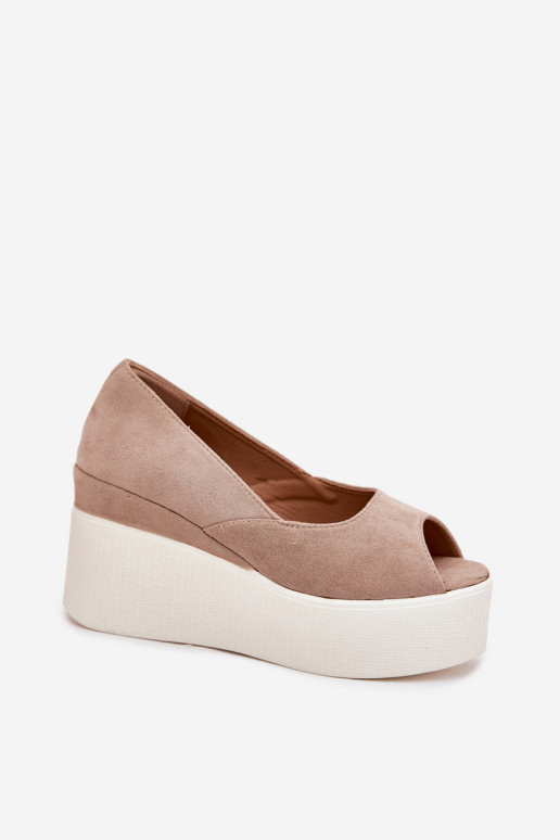 Sandalias de mujer en una cuña y plataforma beige Felyra