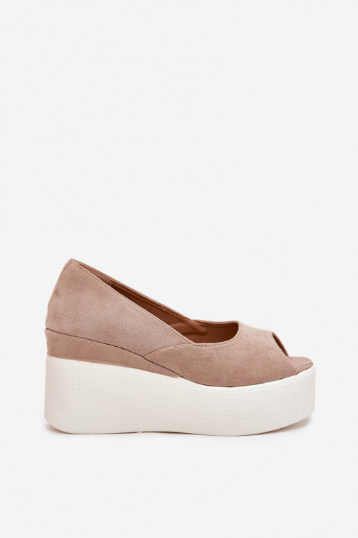 Sandalias de mujer en una cuña y plataforma beige Felyra