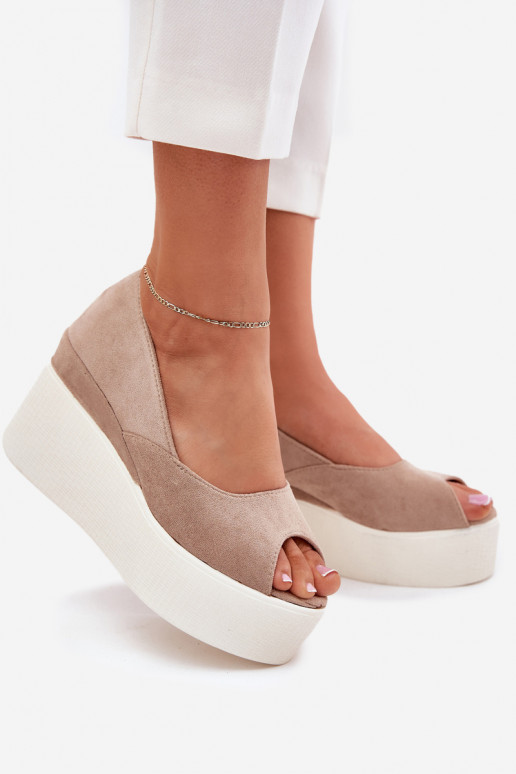 Sandalias de mujer en una cuña y plataforma beige Felyra