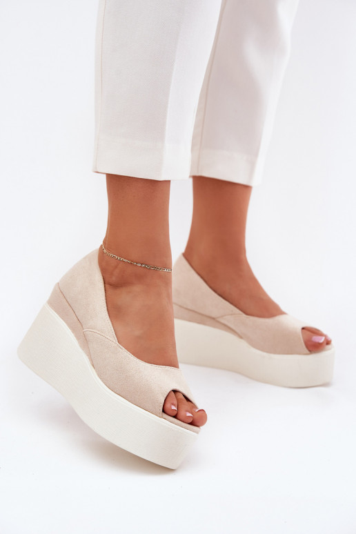 Sandalias de mujer en una cuña y plataforma color marfil Felyra