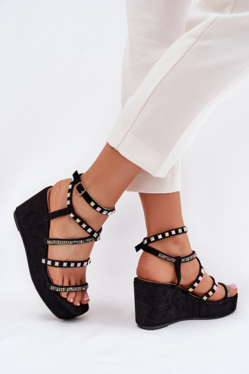 Sandalias de mujer en una cuña Con decoración a pasarkach de color negro Lunara 2