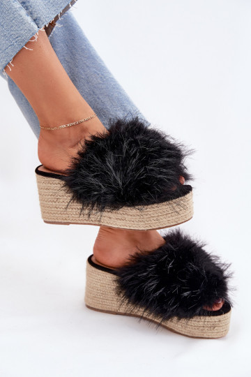 zapatillas de mujer en una cuña con un abrigo de piel I Plecionką de color negro Virela