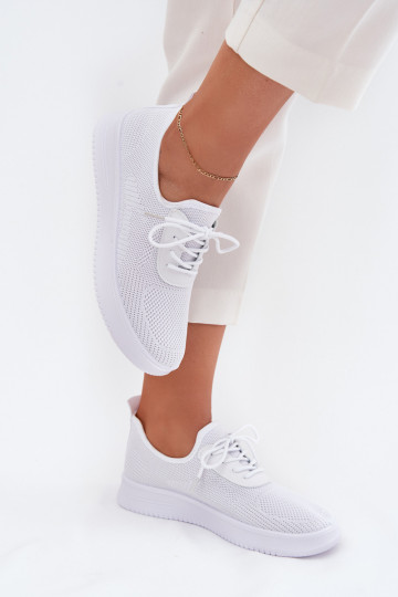 Un modelo convincente zapatillas con una plataforma Femenino el color blanco Kalyra