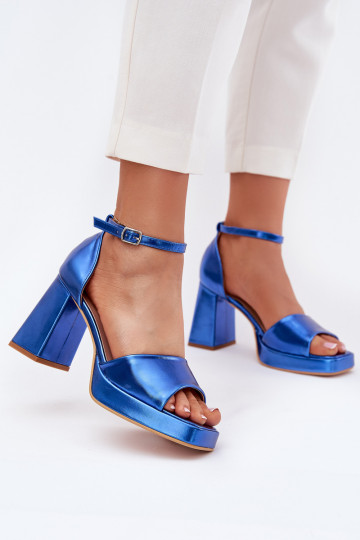 Sandalias lacadas para mujer. con tacones color azul Tiene querila