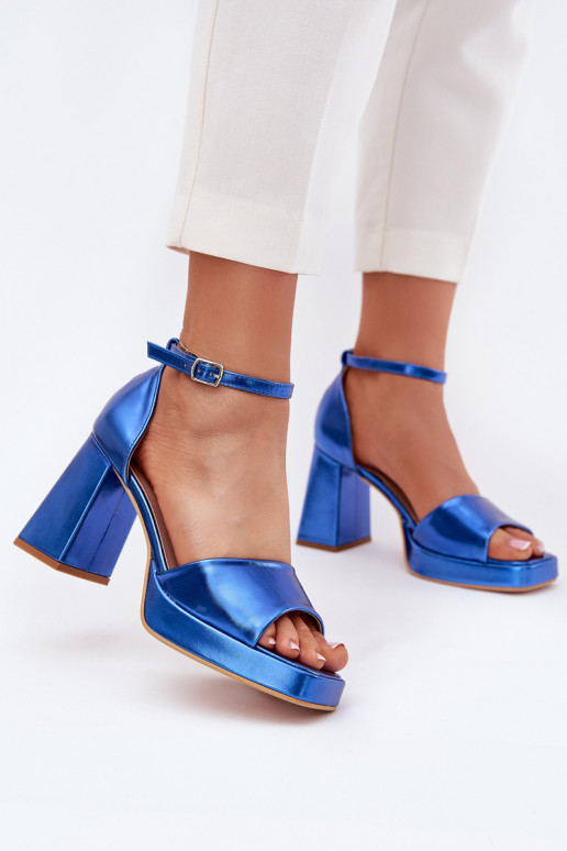 Sandalias lacadas para mujer. con tacones color azul Tiene querila