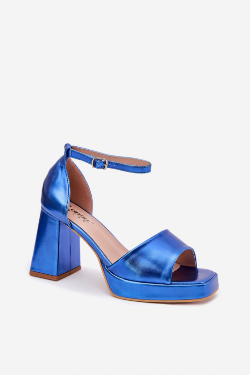 Sandalias lacadas para mujer. con tacones color azul Tiene querila
