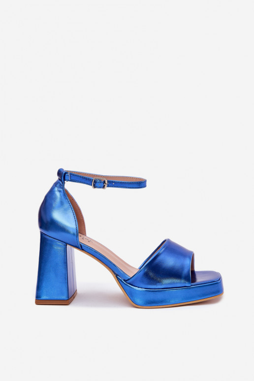 Sandalias lacadas para mujer. con tacones color azul Tiene querila