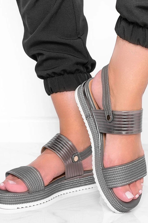 Sandalias grises con suela gruesa,... Sandalias grises con suela gruesa,...